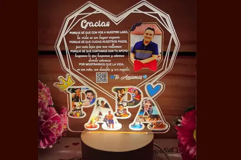 Lámpara de madera de amor personalizada · Fotografía 3