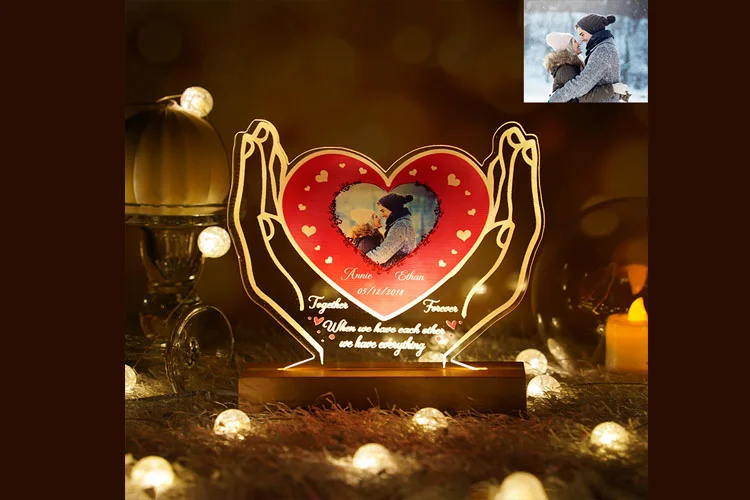 Lámpara corazón entre manos