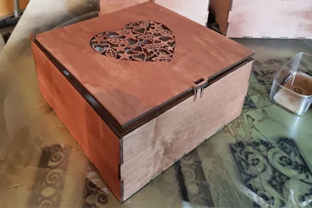 Caja grabada de madera · Fotografía 2